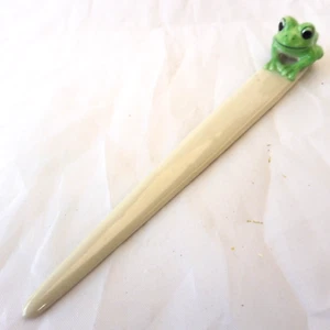 KLIMA L570 OUVRE LETTRE COUPE PAPIER MINIATURE PORCELAINE GRENOUILLE 15 cm long - Imagen 1 de 3