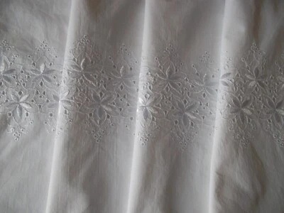 Jolie taie d'oreiller avec rangée de BRODERIES dans une largeur - Photo 1/3