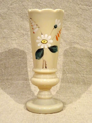 Ancien vase en opaline beige à décor floral peint  ht 21,9 cm - Photo 1/4
