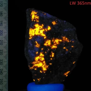 Fluorescent Scapolite var Wernerite long wave specimen Grenville Canada 0.28kg - Picture 1 of 10
