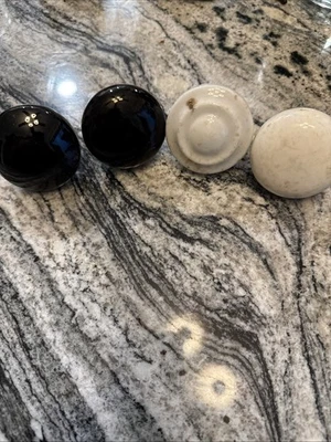 Perillas de puerta antiguas de porcelana en blanco y negro Foto 1 de 4