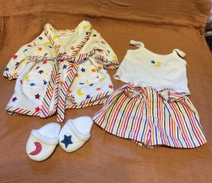 American Girl Pleasant Doll 18” Conjunto Bata Camisa Pantalones Cortos Zapatillas Luna Estrellas - Imagen 1 de 4
