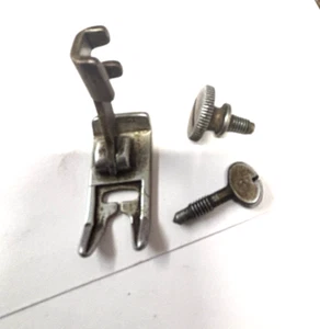 Singer Sewing Machine 500a FOOT AND SCREWS - Picture 1 of 2