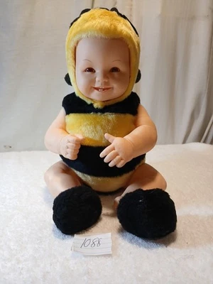 Muñeca bebé vintage Anne Geddes Bumblebee del 15" de 1998. Tiene 2 hormigas limpias Foto 1 de 4