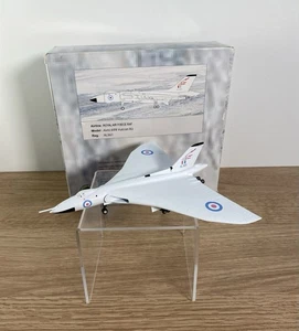 Avión modelo fundido a presión Avro 698 Vulcan B2 XL361 RAF 1:200 avión militar - Imagen 1 de 9