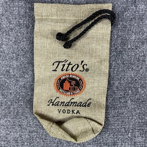Tito’s Hecho a Mano Vodka Arpillera Dibujar Cuerda Botella Bolsa de Regalo NUEVA 6 pulgadas x 10 pulgadas - Imagen 1 de 4