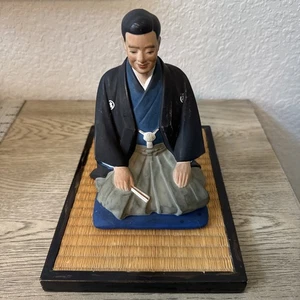 Vintage japanische Hakata Urasaki Puppe Mann auf Kissen Japan Keramik und Sockel - Bild 1 von 9