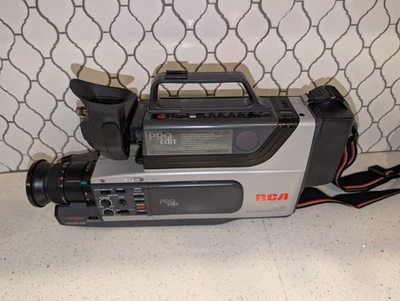 RCA CAMCORDER VHS PRO EDIT Autofocus Retro Video Camera Model CC320 + Extra Bat - Image 1 of 4