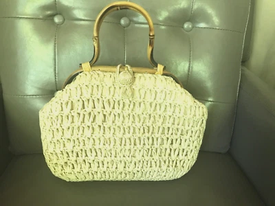 Bolsa de tecido de palha bege vintage dos anos 50 com alças de bambu feita no Japão - Imagem 1 de 4