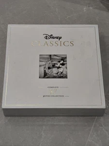 DISNEY CLASSICS 57 FILM SAMMLUNG 52 BLU RAY + 5 DVD MIT BUCH SELTEN - Bild 1 von 6