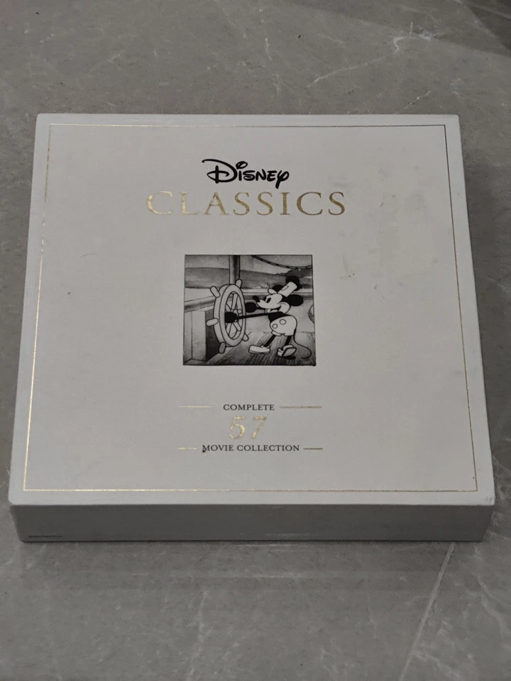 DISNEY CLASSICS 57 FILM SAMMLUNG 52 BLU RAY + 5 DVD MIT BUCH SELTEN - Bild 1 von 4