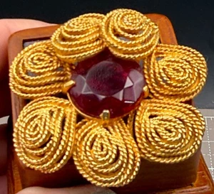 Broche Flor Vintage Dorado. Tono Rojo Vidrio Facetado Centro Piedra BRILLANTE 2.25" - Imagen 1 de 5