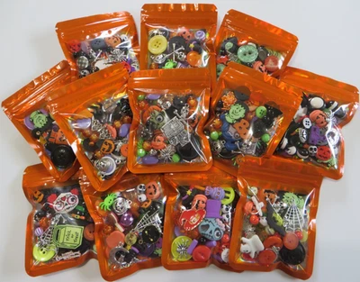 Bolsa de agarre artesanal de Halloween de 50 piezas - Una mezcla aleatoria de botones, dijes, cuentas y más Foto 1 de 2