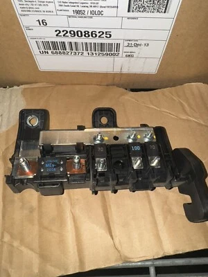 Оригинальный блок предохранителей в сборе моторный отсек для Cadillac ATS 2013-2019 годов выпуска 22908625 - Изображение 1 из 4