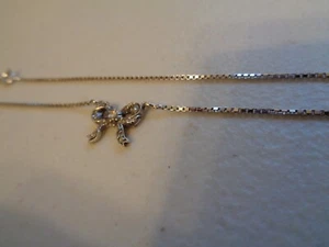 Colgante Caja Oro Blanco 14ct Cadena y Arco con Diamantes Talla Antigua.Vintage.Usado. - Imagen 1 de 24