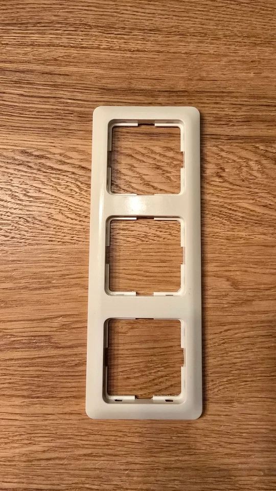 Berker Modul 2 Cremeweiss 3 Fach Rahmen - Bild 1 von 1