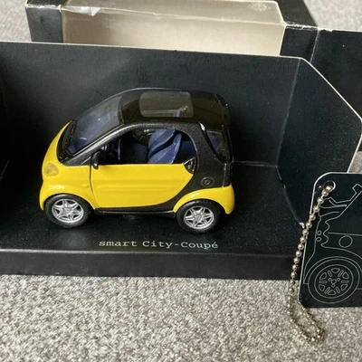 Smart City Coupe pullback 1/43 die cast model yellow, Smartware. With key ring - Image 1 of 4