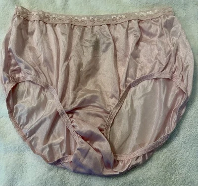 Calzoncillo Hanes rosa de nailon con encaje talla 8 Foto 1 de 3