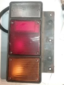 Camión de carga Isuzu NPR 2006 cabina inclinable luz trasera derecha - Imagen 1 de 6