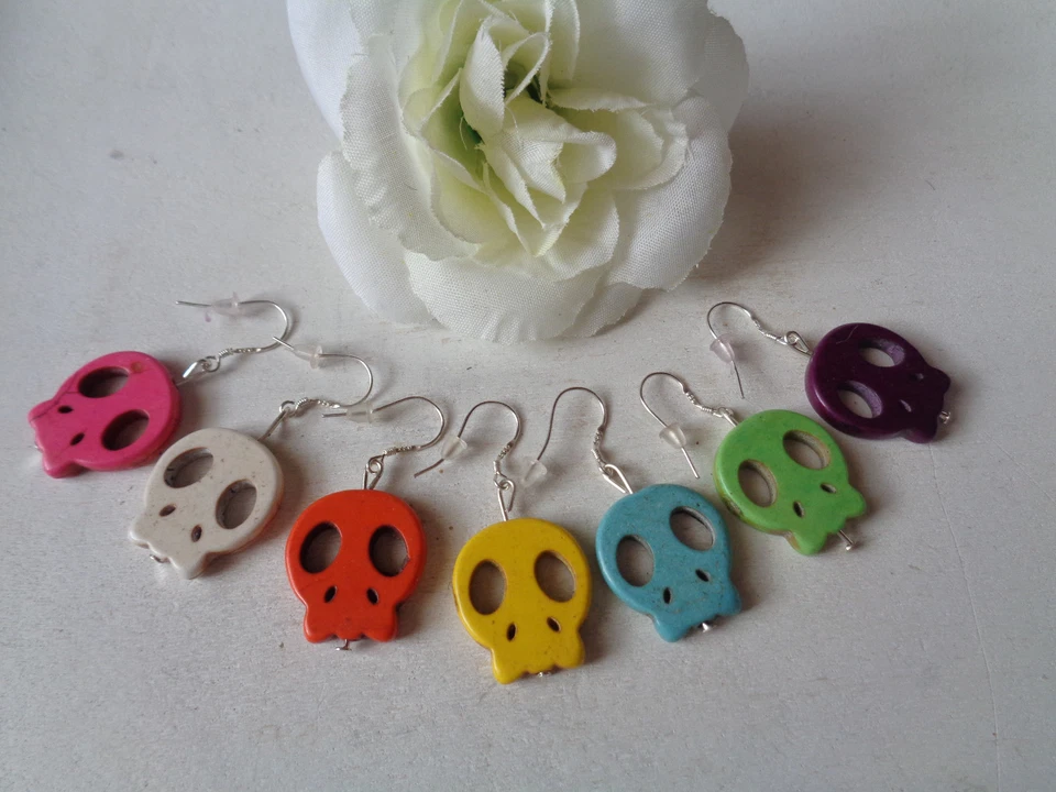 Ohrringe Türkis Howlith Totenkopf verschiedene Farben - Bild 1 von 1
