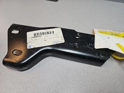 Soporte de barra de parachoques trasero izquierdo genuino GM 15008433 2000-2013 Chevrolet Tahoe Foto 1 de 4