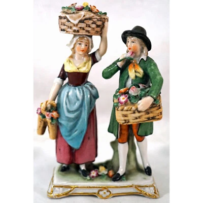 Antigua estatuilla miniatura Capodimonte porcelana hombre y mujer vendedor de flores 1800 Foto 1 de 4