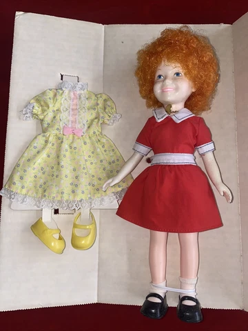 The World of Annie Movie Star 11" Collectible Doll 1982 Knickerbocker & Outfit Cover