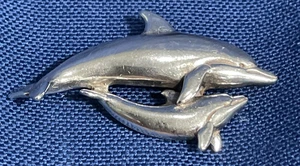 Vintage Sterlingsilber 2 Delfine Anstecknadel 1,55" SCHÖNE DETAILS 3-D signiert DV um 1989 - Bild 1 von 7