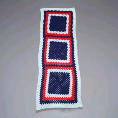 "Manta de regazo vintage hecha a mano de ganchillo abuela afgana roja blanca azul EE. UU. 64"" X 24""" Foto 1 de 4