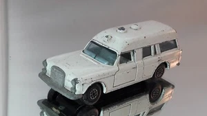 Mercedes Benz Binz Ambulance - Matchbox - White - K26 - Picture 1 of 9