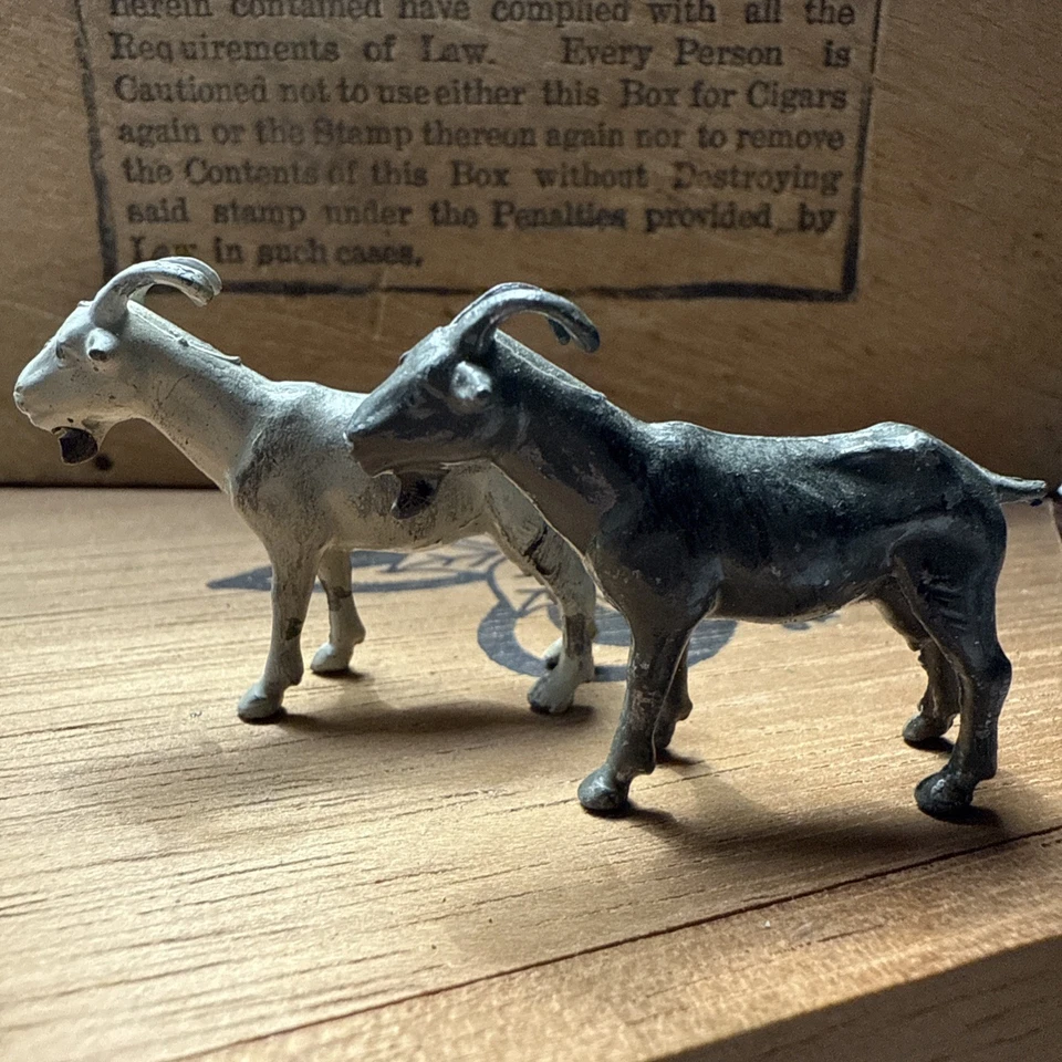 2 figuras de juguete gris pastoreo de animales de granja británicos Billy Goats de la década de 1930 de colección Foto 1 de 4