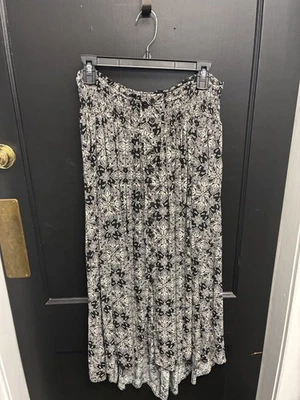 Torrid Long Printed Black and White Skirt - Size 1 - Image 1 of 3
