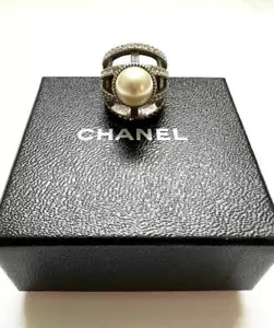 CHANEL Stamped 'A16' Pearl & Crystal Silver Ring CC Logo Size 6.5 in Chanel Box - Picture 1 of 9