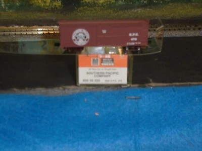 MICRO-TRAINS NN3 SCALE  #800 00 020 30' BOX  SGL DOOR SOUTHERN PACIFIC CO. #472 - Image 1 of 3