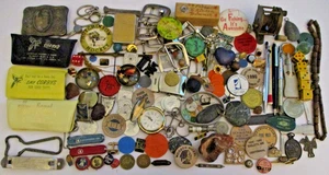 LOTTO CASSETTI SPAZZATURA VINTAGE ESTATE PULIZIA #18 GETTONI COLTELLI SPILLE APRI FERROVIA - Foto 1 di 5