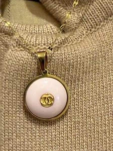 Chanel Vintage Kette mit einem originalen Knopf in rosa - Bild 1 von 7