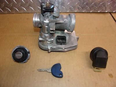 822 A VESPA PIAGGIO GTV 250IE 250 IE 2008 OEM  THROTTLE BODY SWITCH & 1 KEY - image 1 of 4