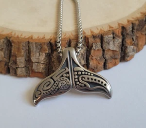 Collar de cadena colgante de 24" de acero inoxidable con cola de ballena hawaiana de inspiración nativa - Imagen 1 de 4