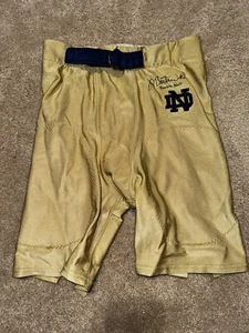 PANTALONES CORTOS DE FÚTBOL NOTRE DAME EMITIDOS POR EL EQUIPO JD BERTRAND USADOS EN LA PRÁCTICA FIRMADOS - Imagen 1 de 4