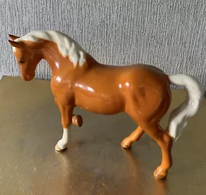 BESWICK PFERDE PONY STOCKY JOGGING MARE PALOMINO GLÄNZEND FINISH Nr. 855 PERFEKT - Bild 1 von 8