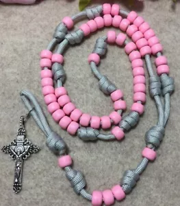 Katholischer Paracord Rosenkranz - rosa Perlen Rosenkranz - langlebiger Rosenkranz - handgefertigt - Bild 1 von 6