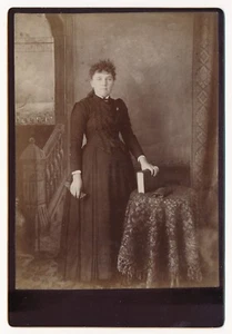 Young Woman Intricate Blouse and Dress Fashion Leather Gloves Cabinet Card Photo - Imagen 1 de 2