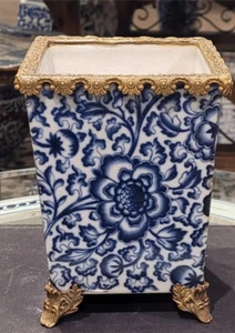 Chinoiserie Porzellan zierliches Übertopf mit Bronzeakzenten - 5" x 6,5" Höhe - Bild 1 von 8