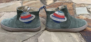 Mini Boden Sz. 34/ 2.5 US Boy’s Green Suede Novelty Boots in Khaki Planet Saturn - Picture 1 of 9