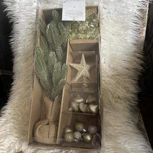 Mini Kiefer Weihnachtsbaum mit Sockel in Sackleinen gewickelt Ziel Bullseye Wondershop - Bild 1 von 10
