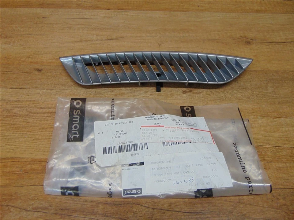 Rejilla capó derecho genuina Smart 450 - Q0001696V013C49L00 Foto 1 de 1