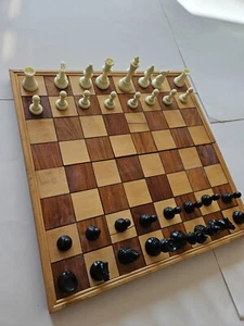 Vintage - Schachspiel aus Holz (19,5 x 19,5 / Kunststoff schwarz & weiß Figuren) - Bild 1 von 5