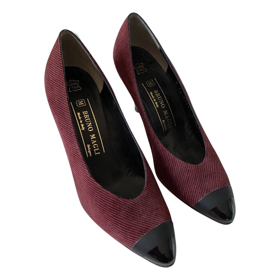 Bombas pontiagudas de veludo/couro Bruno Magli US7,5 (US$ 230) - Imagem 1 de 4