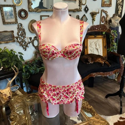 Vintage Y2K Victoria’s Secret satinado floral rosa demi sujetador mini falda conjunto bragas. Foto 1 de 4