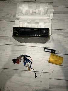 Pioneer DEH-1000 AM FM CD Receiver Radio with Easy EQ, MOSFET45 & Supertuner III - Foto 1 di 5